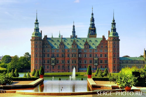 Frederiksborg castle

Frederiksborg castle was built as a royal residence for King Christian IV, and is now known as The Museum of National History. The current building replaced a previous castle erected by Frederick II, and is the largest Renaissance palace in Scandinavia. The palace is located on three small islands in the middle of Palace Lake and is adjoined by a large, baroque formal garden.