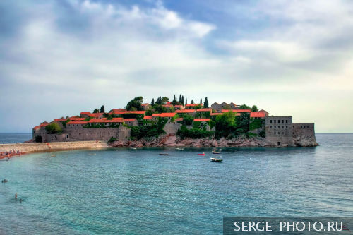 Sveti Stefan

Свети Стефан был заселен в XV веке и представлял долгое время простую рыбацкую деревню. В 1950-е жители были переселены и Свети Стефан превратился в роскошный город-отель. Отдых в Свети Стефане был популярен среди многих знаменитостей: в свое время гостями курорта были Бобби Фишер, Софи Лорен, Клаудиа Шиффер, Кирк Дуглас и Сильвестр Сталлоне.